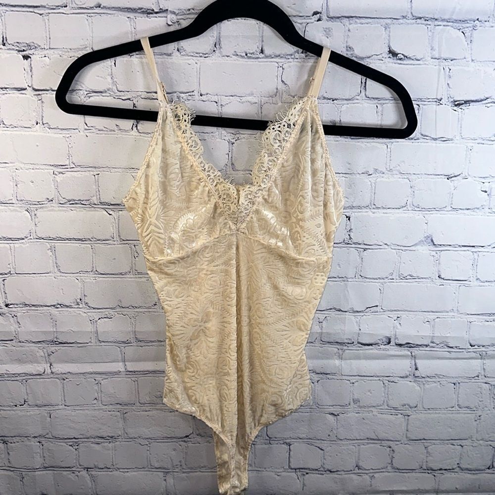 👗 LA Hearts Cream Velvet and Lace Bodysuit - Size XS 👗